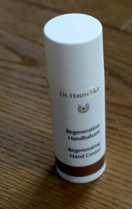 Dr. Hauschka Regeneration Handbalsam – es duftet nach Weihnachten